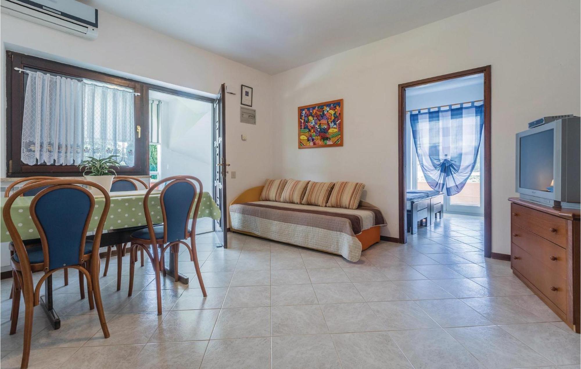 2 Bedroom Beautiful Apartment In Савудрия Екстериор снимка