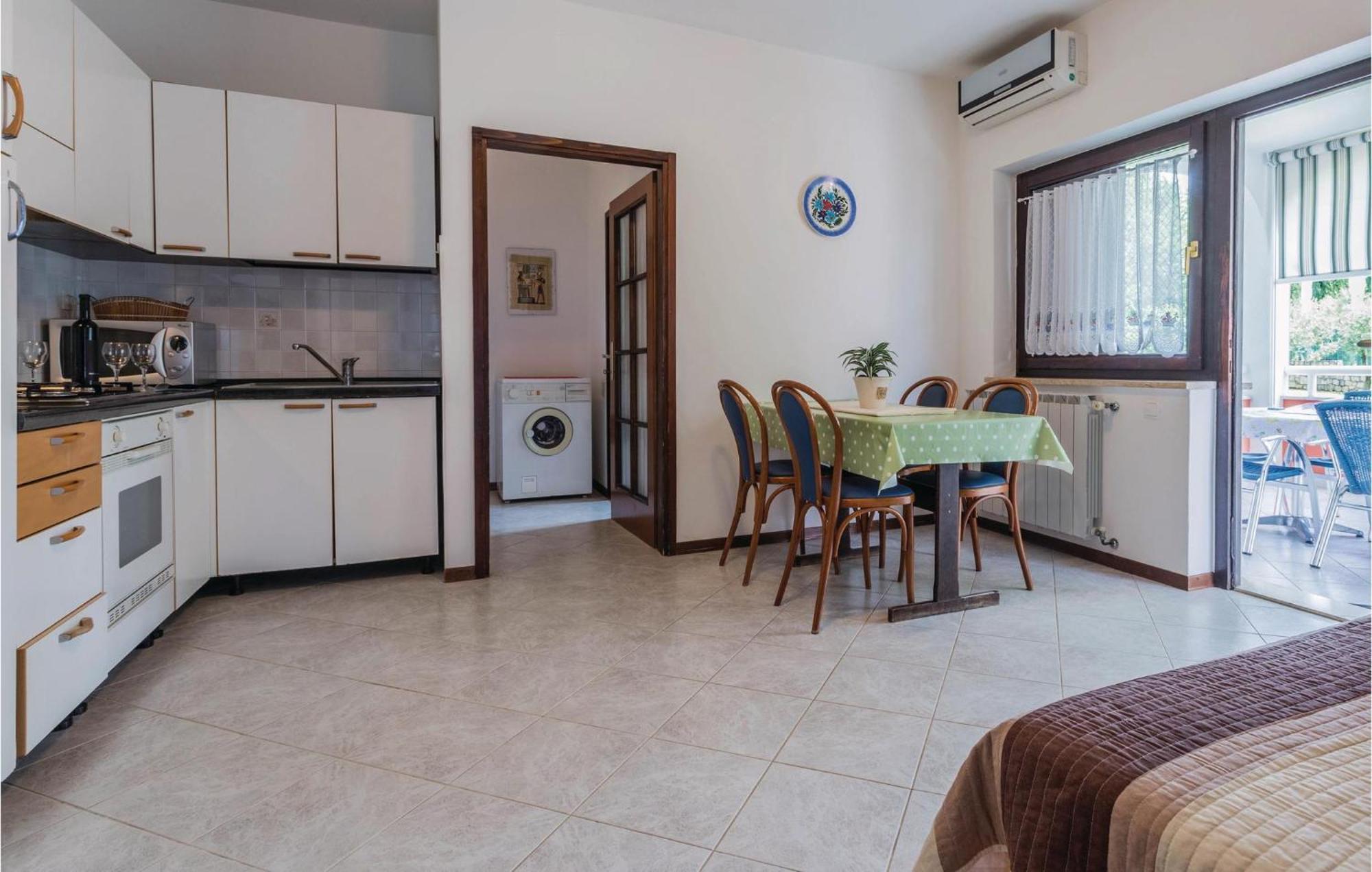 2 Bedroom Beautiful Apartment In Савудрия Екстериор снимка